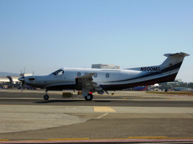 Pilatus PC-12 (N500MG) - Taxiing to RWY 20R