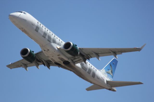 Embraer ERJ-190 (N175HQ) - Taking off from runway 25.