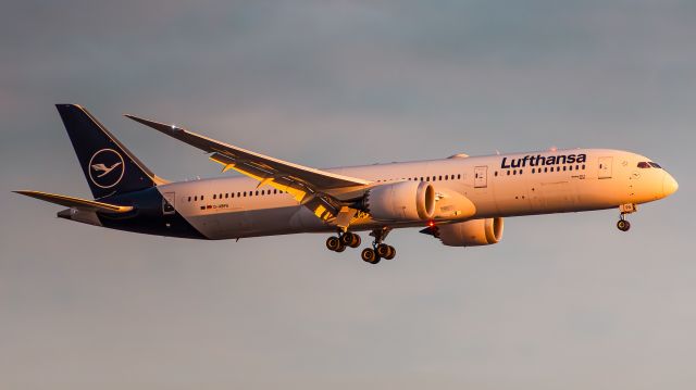 Boeing 787-9 Dreamliner (D-ABPA) - A Lufthansa Boeing 787-9 Dreamliner on final approach to Runway 24L on November 18, 2023. Departed from Frankfurt.