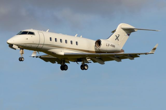 Bombardier Challenger 300 (LX-PMA)