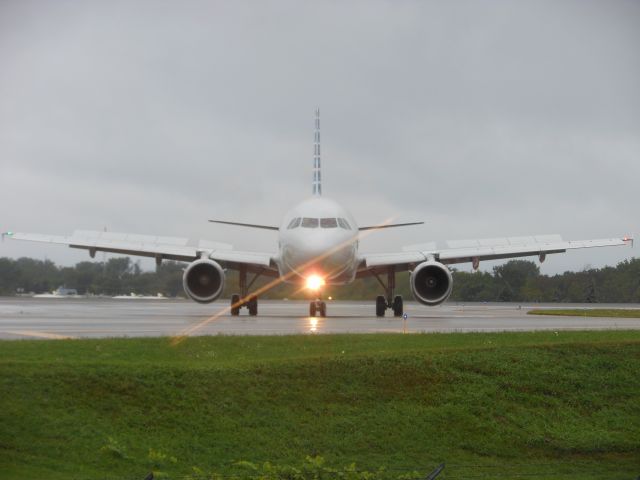 Airbus A319 (N709UW)