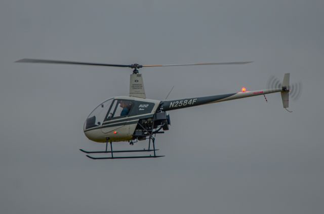 Robinson R-22 (N2584F)