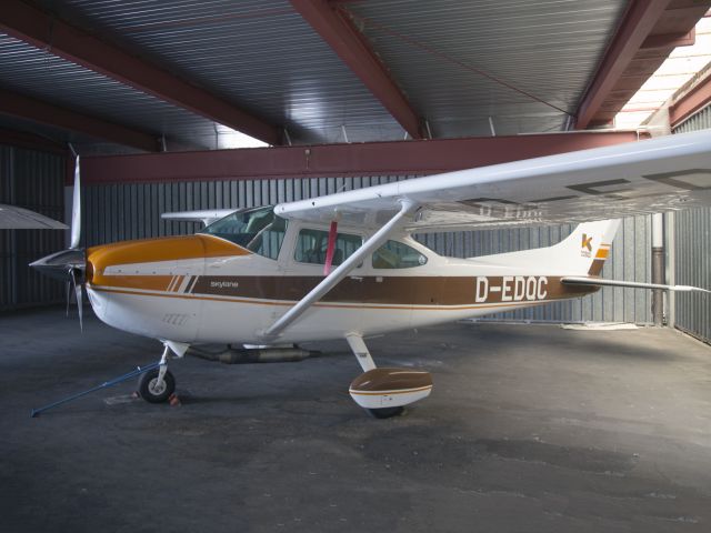 Cessna Skylane (D-EDQC) - Equipped with a 300HP engine.