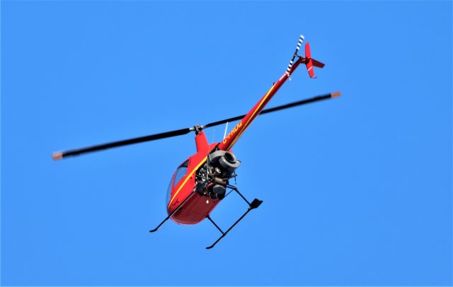 Robinson R-22 (C-FRDQ) - C-FRDQ Robinson R-22 Beta Guilbault Helico Inc survolant le Fleuve St-Laurent QC. à Lavaltrie  le 03-03-2023 à 15:58.