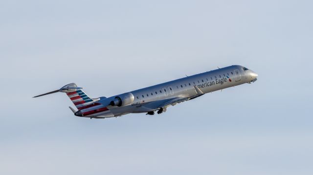 Canadair Regional Jet CRJ-900 (N904FJ) - American Airlines CRJ-900 taking off from at PHX on 8/1/22. Taken with a Canon 850D and Sigma 150-600mm Contemporary lens.