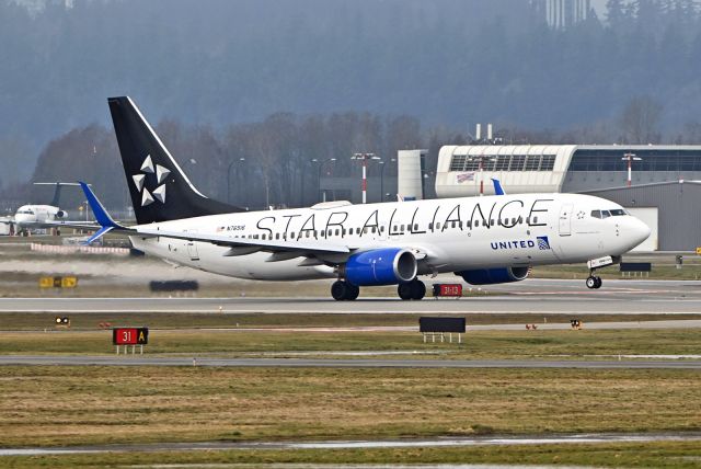 Boeing 737-800 (N76516)