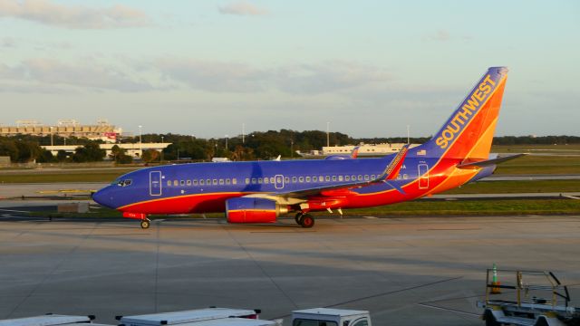 Boeing 737-700 (N7744A)