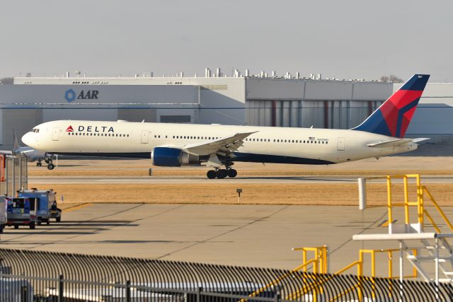 BOEING 767-400 (N831MH) - 12-31-22 23-R headed to EWR with the Indianapolis Colt's football team onboard. Heading out to play the NY Giants.