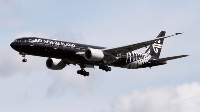 Boeing 777-200 (ZK-OKQ)