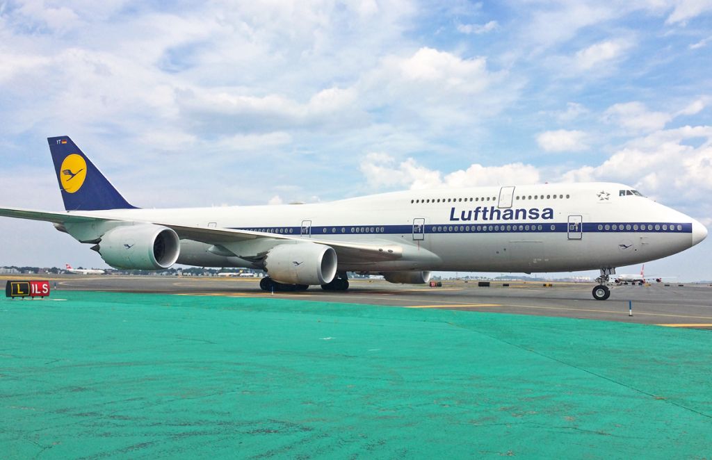 BOEING 747-8 (D-ABYT) - Lufthansa B747-800I Special Retro Livery