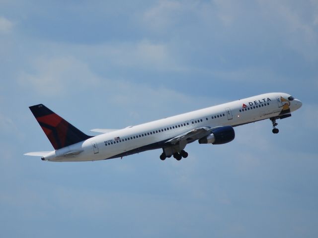 Boeing 757-200 (N6715C) - Departing runway 26L - 8/22/09