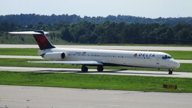 McDonnell Douglas MD-88 (N925DL) - Mad Dog strolling along