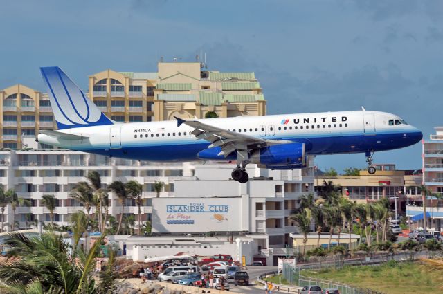 Airbus A320 (N411UA) - Crystal clear day at The Princess.