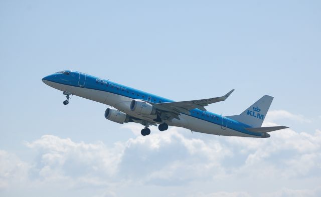 Embraer ERJ-190 (PH-EXV) - KLM Cityhopper EMB190-195 cn750 take off rwy36L 20-05-2023