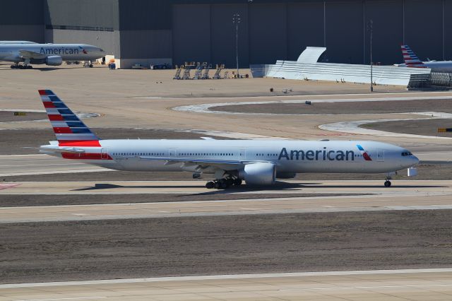 BOEING 777-300ER (N736AT)