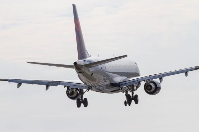 Embraer 175 —