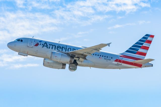 Airbus A319 (N804AW) - An American Airlines A319 taking off from PHX on 2/11/23 during the Super Bowl rush. Taken with a Canon R7 and Canon EF 100-400 II L lens.