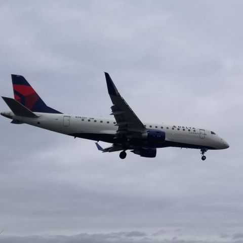 Embraer 175 (N262SY)