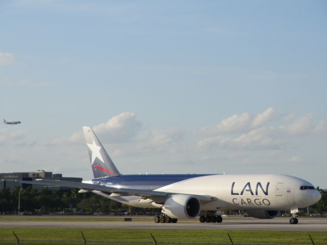 BOEING 777-200LR (N776LA)