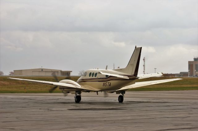 Beechcraft King Air 90 (N5TA)