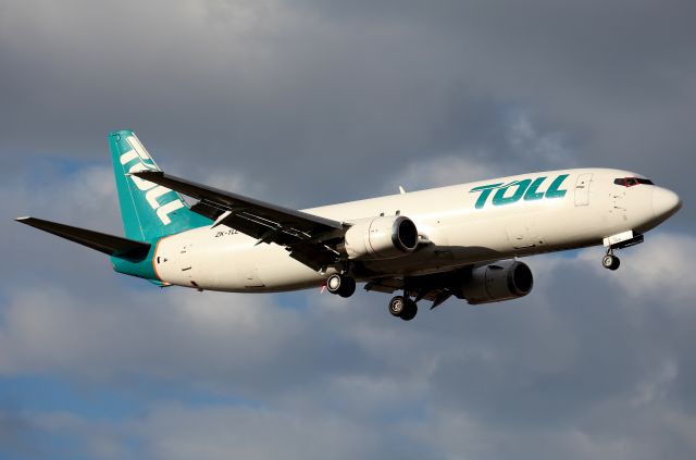 BOEING 737-400 (ZK-TLL) - Short Final to Rwy 16R