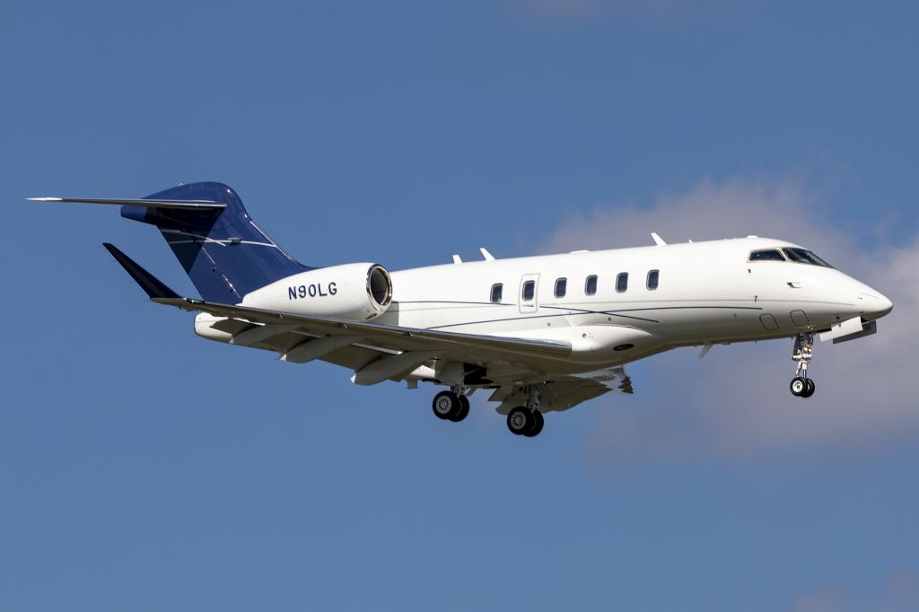 Canadair Challenger 350 (N90LG) - NBAA / BACE 2022