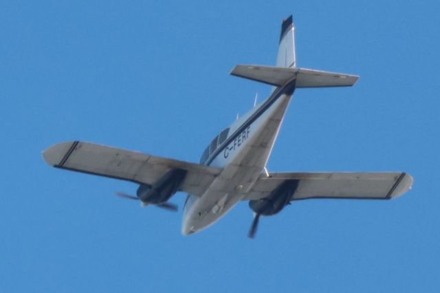 Piper Apache (C-FERF) - C-FERF Piper PA-23-250 Aztec Cargair Aviation Inc. Survolant le fleuve St-Laurent QC à Lavaltrie. QC. Le 07-12-2024 à 12:09.