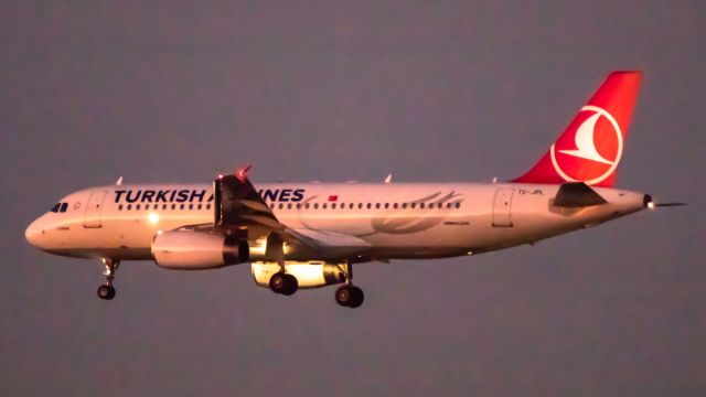 Airbus A320 (TC-JPL)
