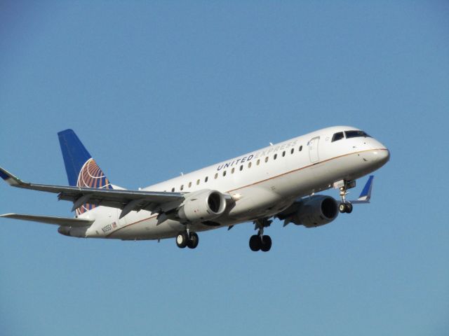 EMBRAER 175 (long wing) (N105SY) - Landing RWY 20R