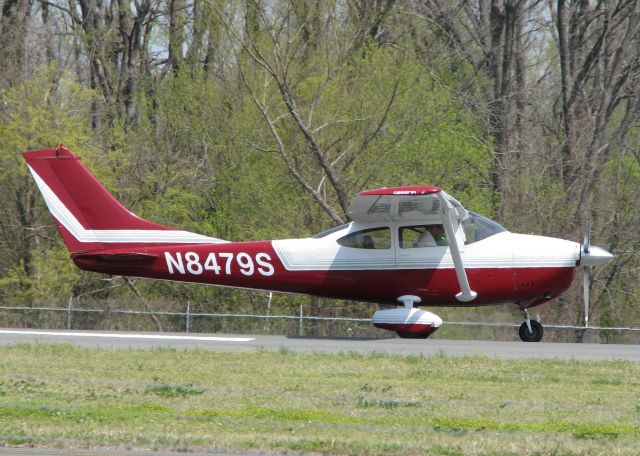 Cessna Skylane (N8479S) - Starting to roll for take off on runway 14 at the Shreveport Downtown airport.