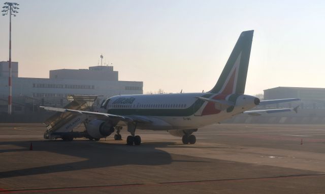 Airbus A319 (EI-IMX) - Alitalia Airbus A319-111 EI-IMX in Milan Linate 