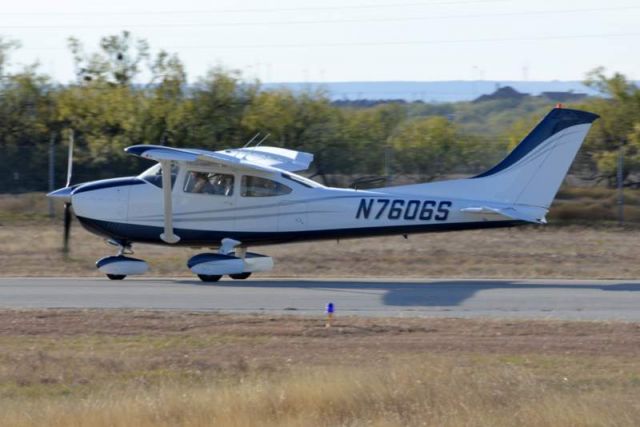 Cessna Skylane (N7606S) - Taxiing to the ramp