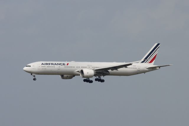 BOEING 777-300 (F-GSQY)