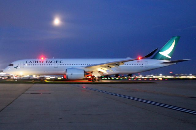 Airbus A350-900 (B-LQG) - Taxiing to Stand 340 on 27-Oct-23 operating flight CPA239 from VHHH.