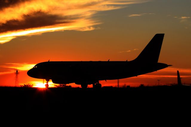 Airbus A319 (PT-MZA)