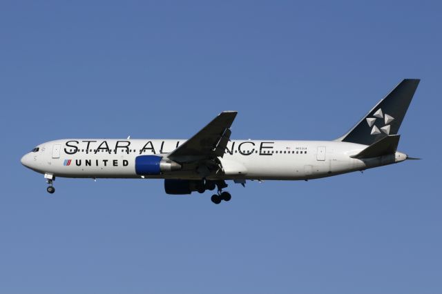 BOEING 767-300 (N653UA) - March 15, 2006 - approached Washington Dulles