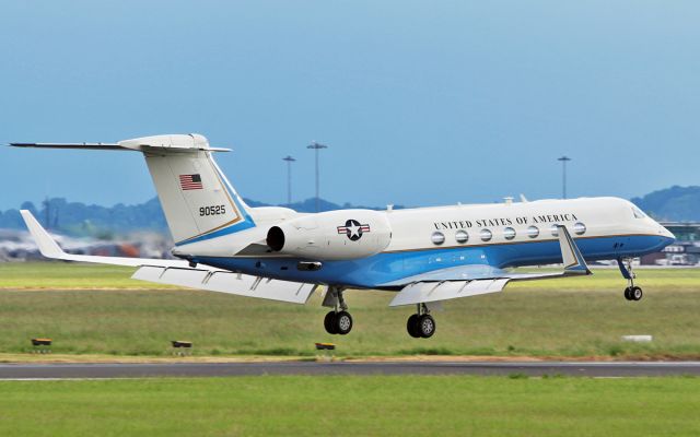 09-0525 — - usaf c-37b 09-0525 about to land at shannon 10/6/16.