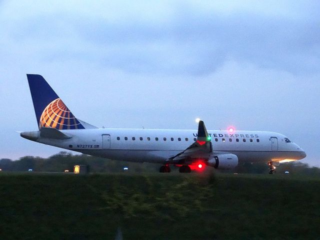 Embraer 175 (N727YX)