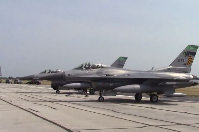 Lockheed F-16 Fighting Falcon (89-2112) - STING11 flight of two getting ready to taxi out.