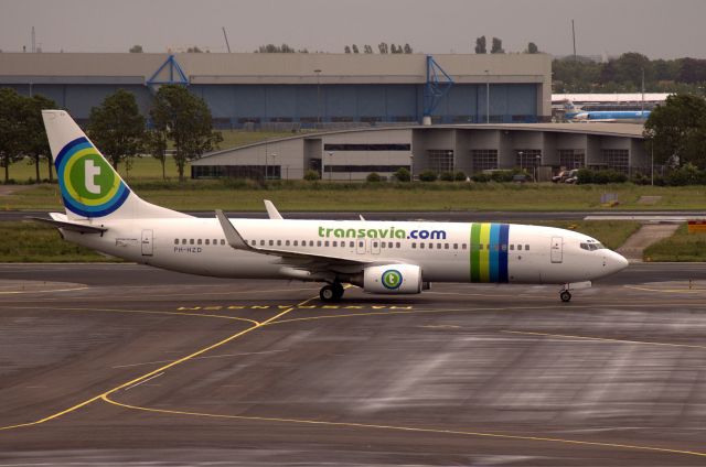 Boeing 737-800 (PH-HZD) - Transavia - B737-8K2 (PH-HZD) taxiing at AMS. (Photo May 2007)