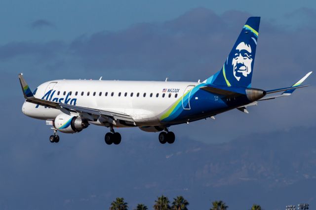 Embraer 175 (N622QX)