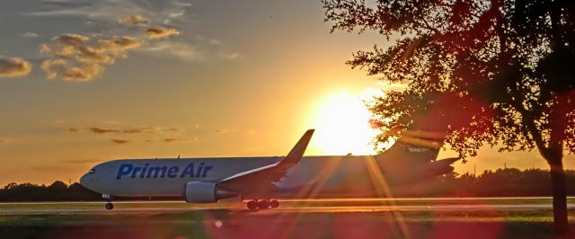 BOEING 767-300 (N379AZ)