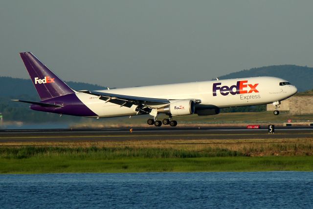 BOEING 767-300 (N112FE) - FDX 1406 from Memphis landing on 33L