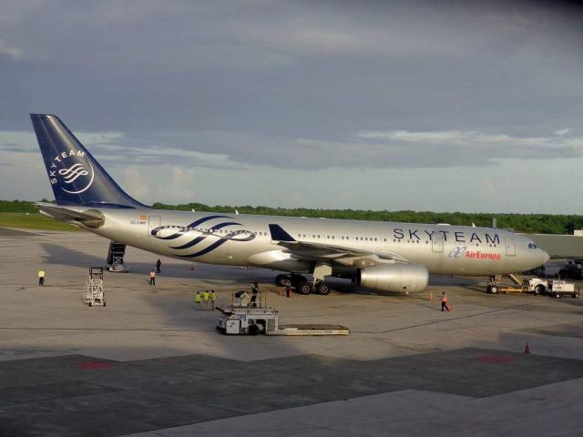 Airbus A330-200 (EC-LNH)
