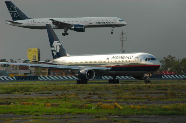 BOEING 767-200 (XA-JBC) - Cabecera 05R MMMX
