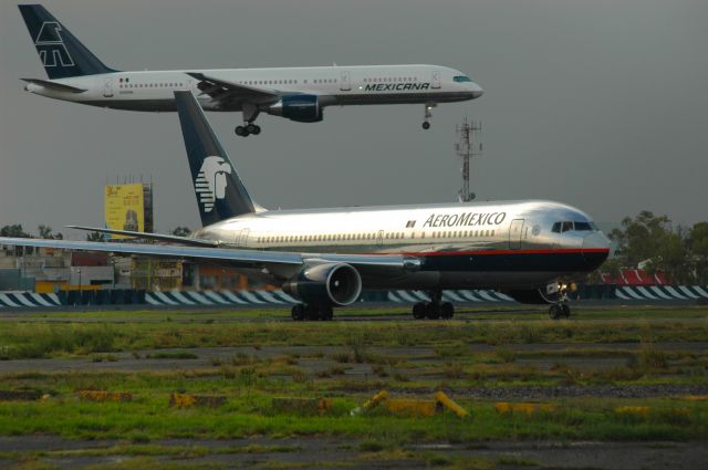 BOEING 767-200 (XA-JBC) - Cabecera 05R MMMX