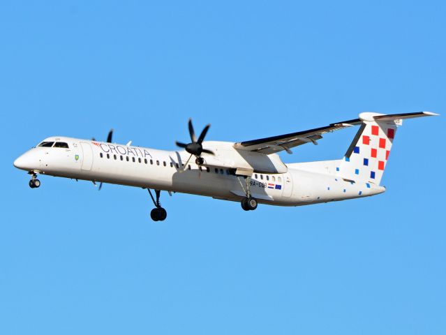 de Havilland Dash 8-400 (9A-CQB) - Kystvejen RWY22L