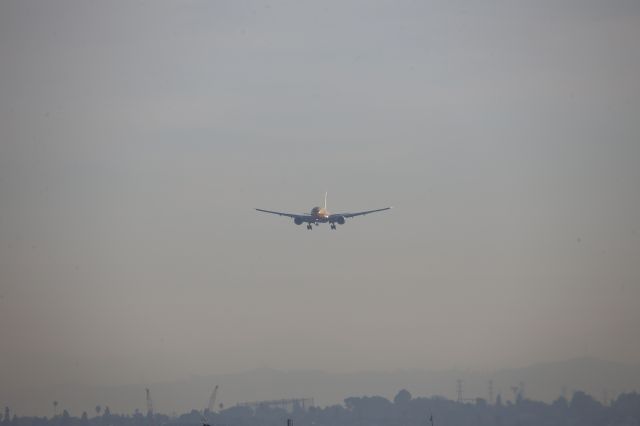 BOEING 777-200LR (N776CK)