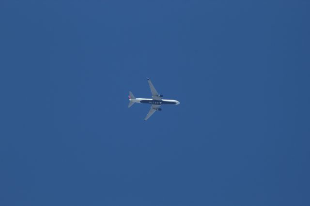 BOEING 767-300 (N187DN) - DAL9908 flies overhead at 10,000 feet.