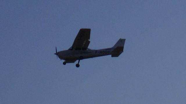 Cessna Skyhawk (F-HOGY)